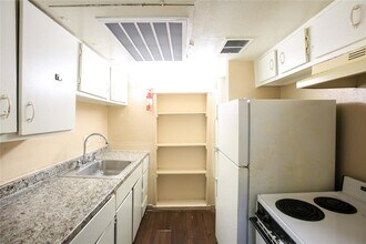 9410 Grannis St, Unit D in Houston, TX - Building Photo - Building Photo