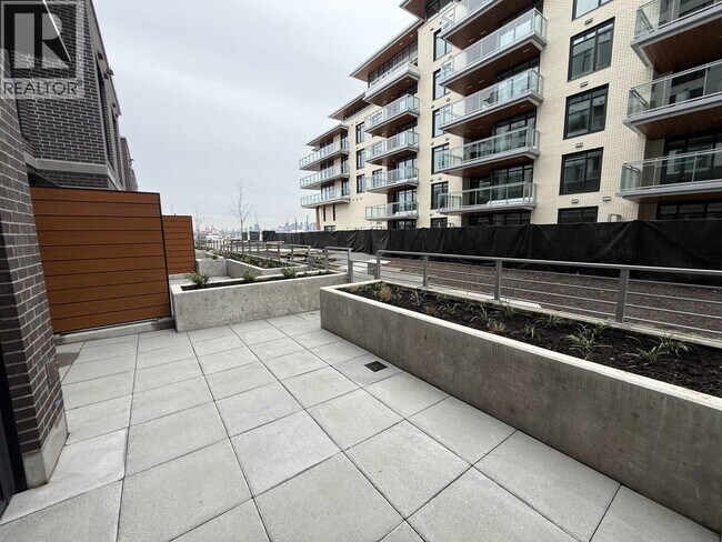 755 Harbourside Dr in North Vancouver, BC - Building Photo - Building Photo