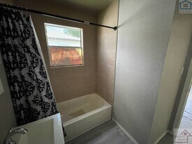 1315 SW E Ave in Lawton, OK - Building Photo