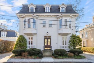 67 Perry St in Newport, RI - Building Photo