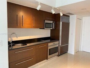 475 Brickell Ave, Unit 2410 in Miami, FL - Building Photo - Building Photo