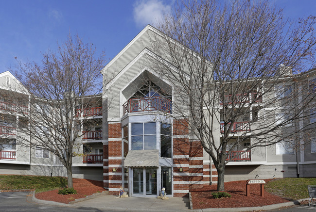 Briar Pond Apartments in Oakdale, MN - Building Photo - Building Photo