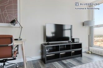 5600 N Sheridan Rd in Chicago, IL - Foto de edificio - Building Photo