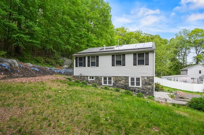 9 Gover Rd in Millbury, MA - Building Photo - Building Photo