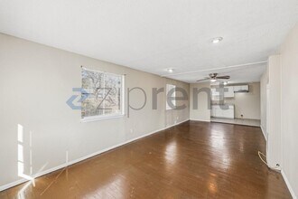 512 S Monumental St in San Antonio, TX - Foto de edificio - Building Photo