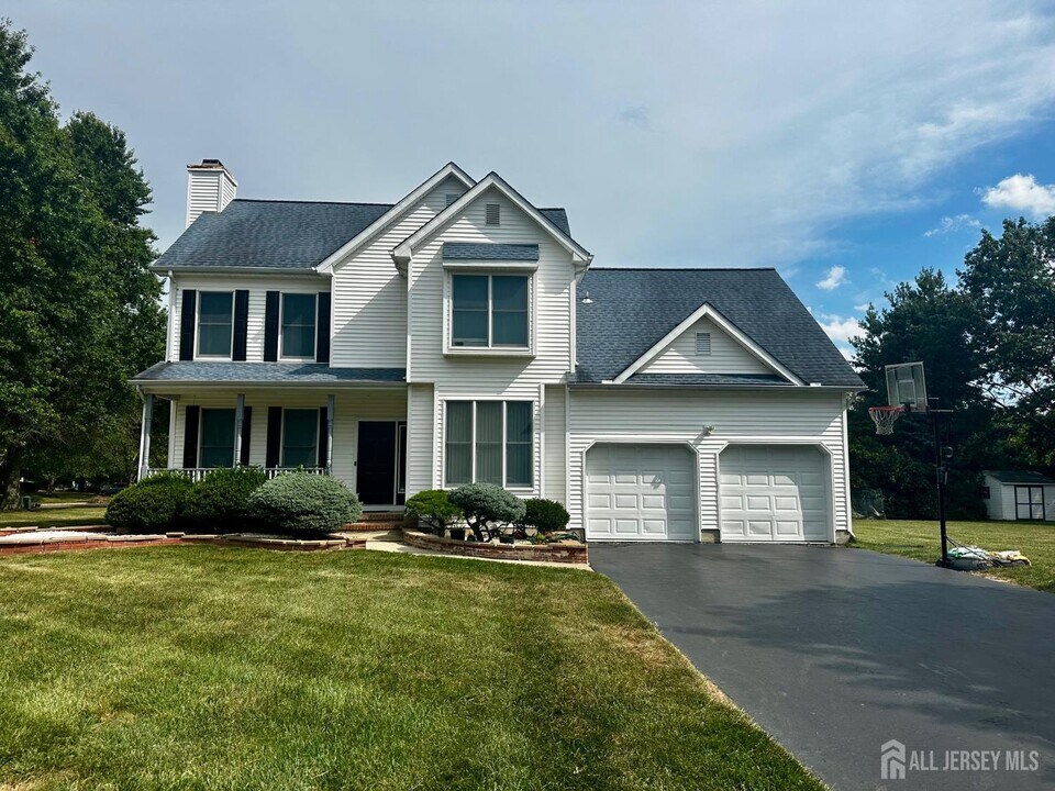 25 Knight Dr E in Plainsboro, NJ - Foto de edificio