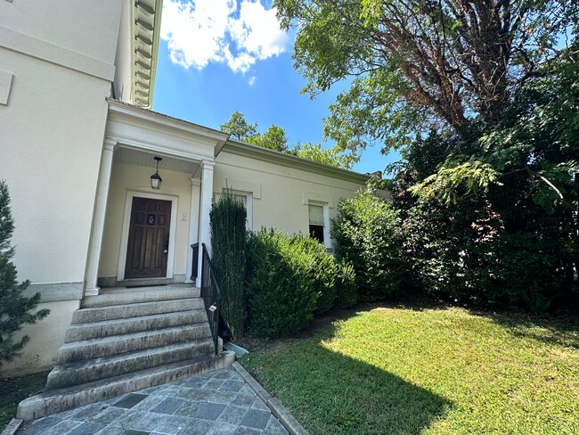 property at 1101 W Grace St