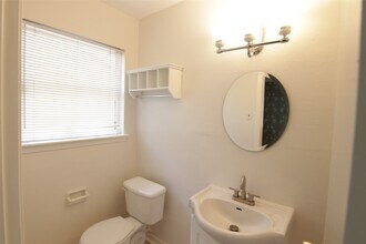 7030 Sharpview Dr in Houston, TX - Building Photo - Building Photo