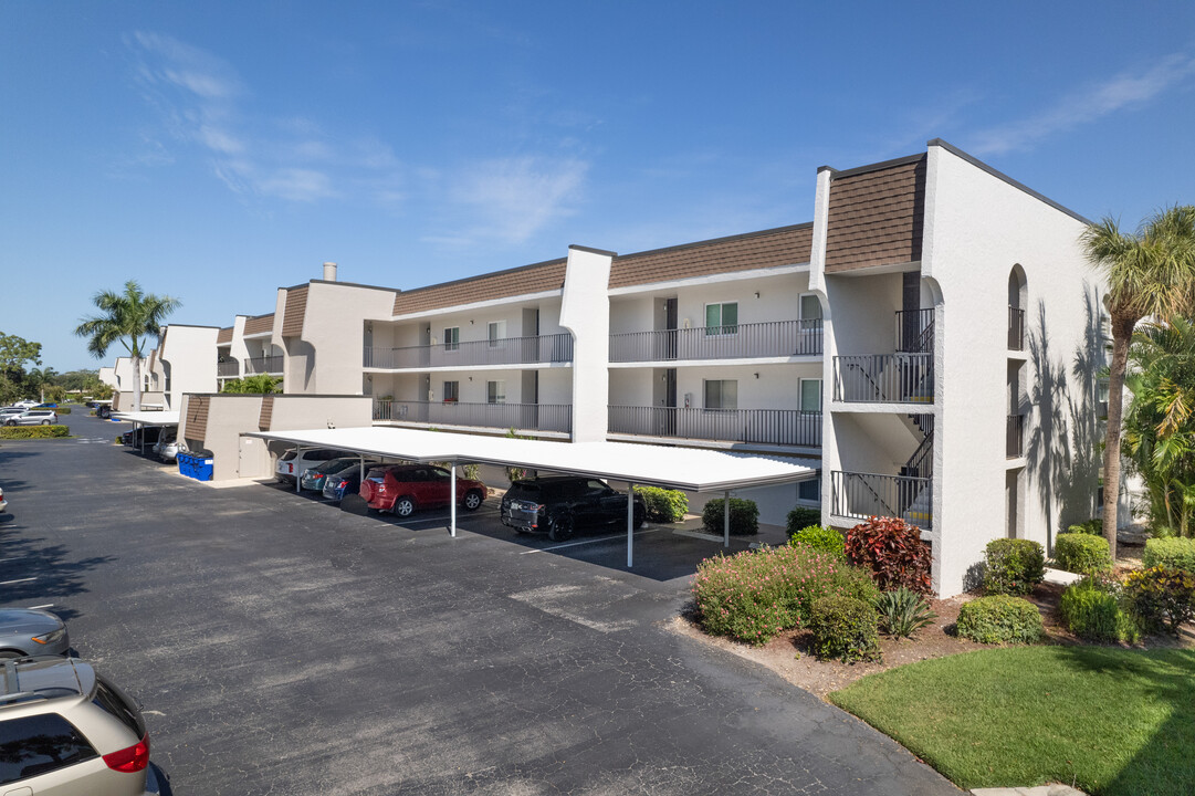 Bonita Pines in Bonita Springs, FL - Foto de edificio