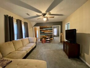 6902 Saint James St, Unit B in Wauwatosa, WI - Building Photo - Building Photo
