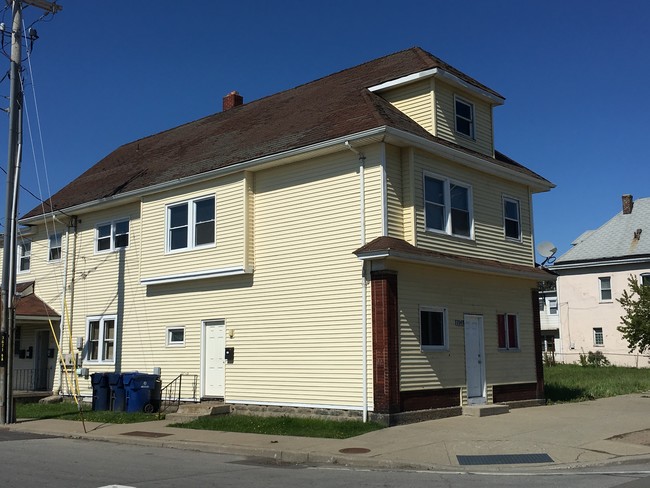 Owner-Financing, 4-family on Broadway in Buffalo, NY - Foto de edificio - Building Photo