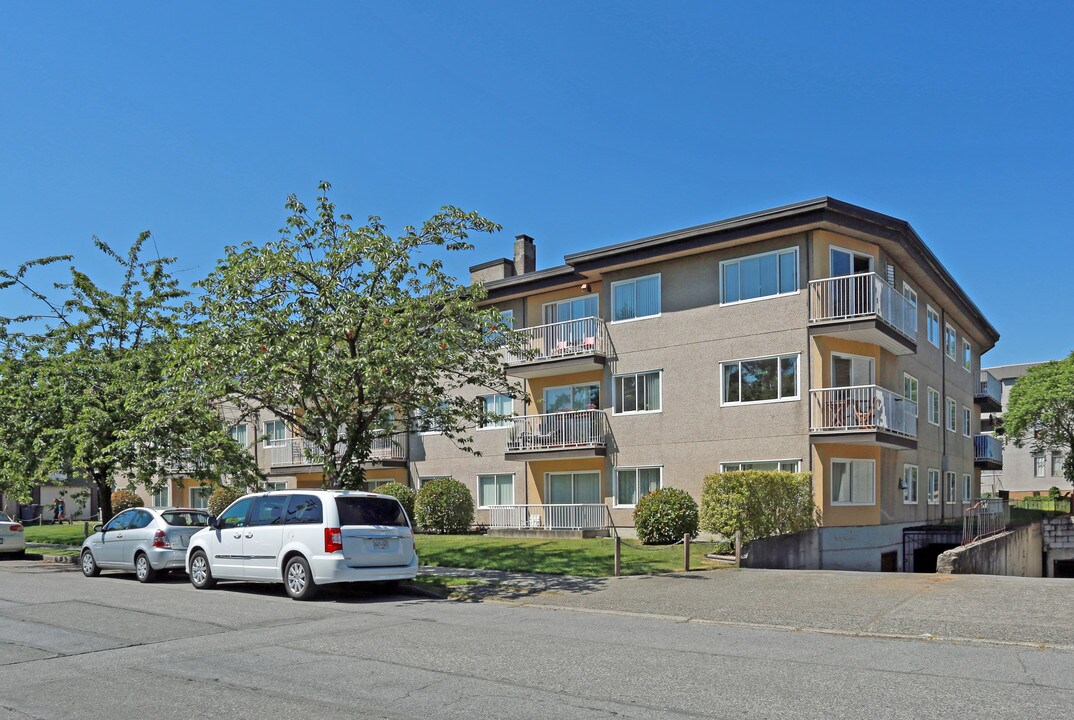 Townhouse Apartments in Vancouver, BC - Building Photo