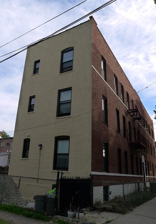 23-04 Crescent St in Long Island City, NY - Building Photo