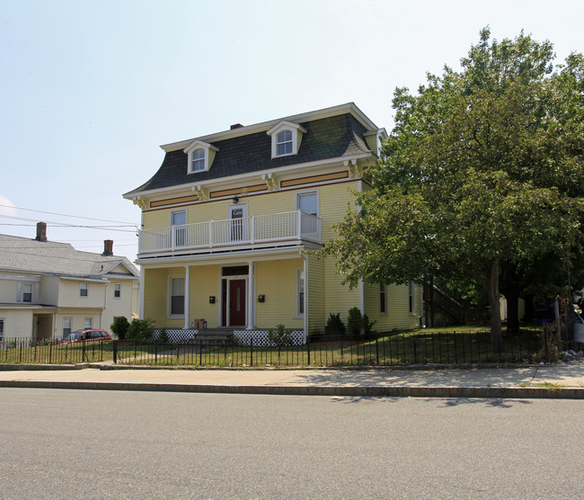 21 Jefferson St in Milford, MA - Foto de edificio - Building Photo