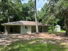 35 Bay Breeze Dr in Freeport, FL - Building Photo