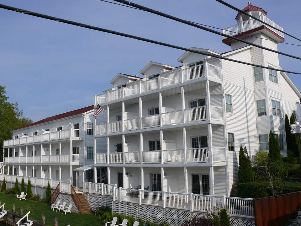 Caseville Harbor Light Condominiums in Caseville, MI - Foto de edificio