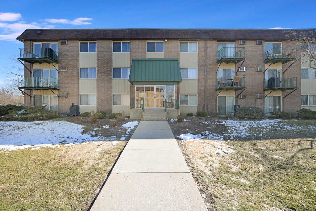 Springhill Apartments in Roselle, IL