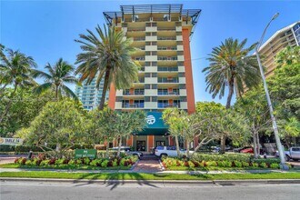 2951 S Bayshore Dr, Unit 1017 in Miami, FL - Building Photo - Building Photo