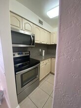 9403 SW 76th St, Unit 301 in Miami, FL - Foto de edificio - Building Photo