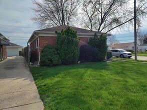 19000 Rosetta Ave in Eastpointe, MI - Building Photo - Building Photo