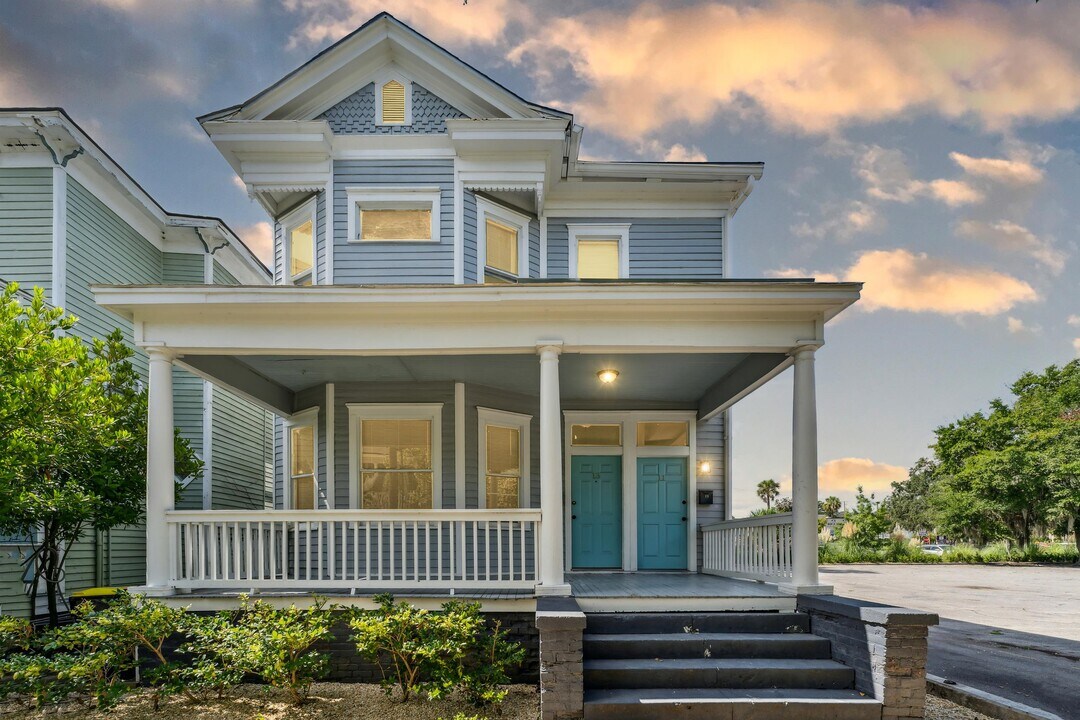 11 E 39th St in Savannah, GA - Building Photo