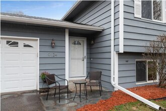 9124 Goldenrod Ln N in Maple Grove, MN - Foto de edificio - Building Photo