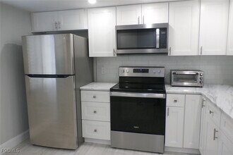 11110 Caravel Cir in Ft. Myers, FL - Building Photo - Building Photo