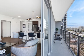 Bread Building in Hollywood, FL - Foto de edificio - Building Photo