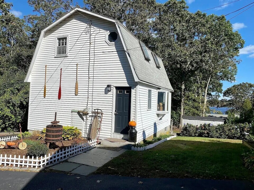 1296 Drift Rd in Westport, MA - Building Photo