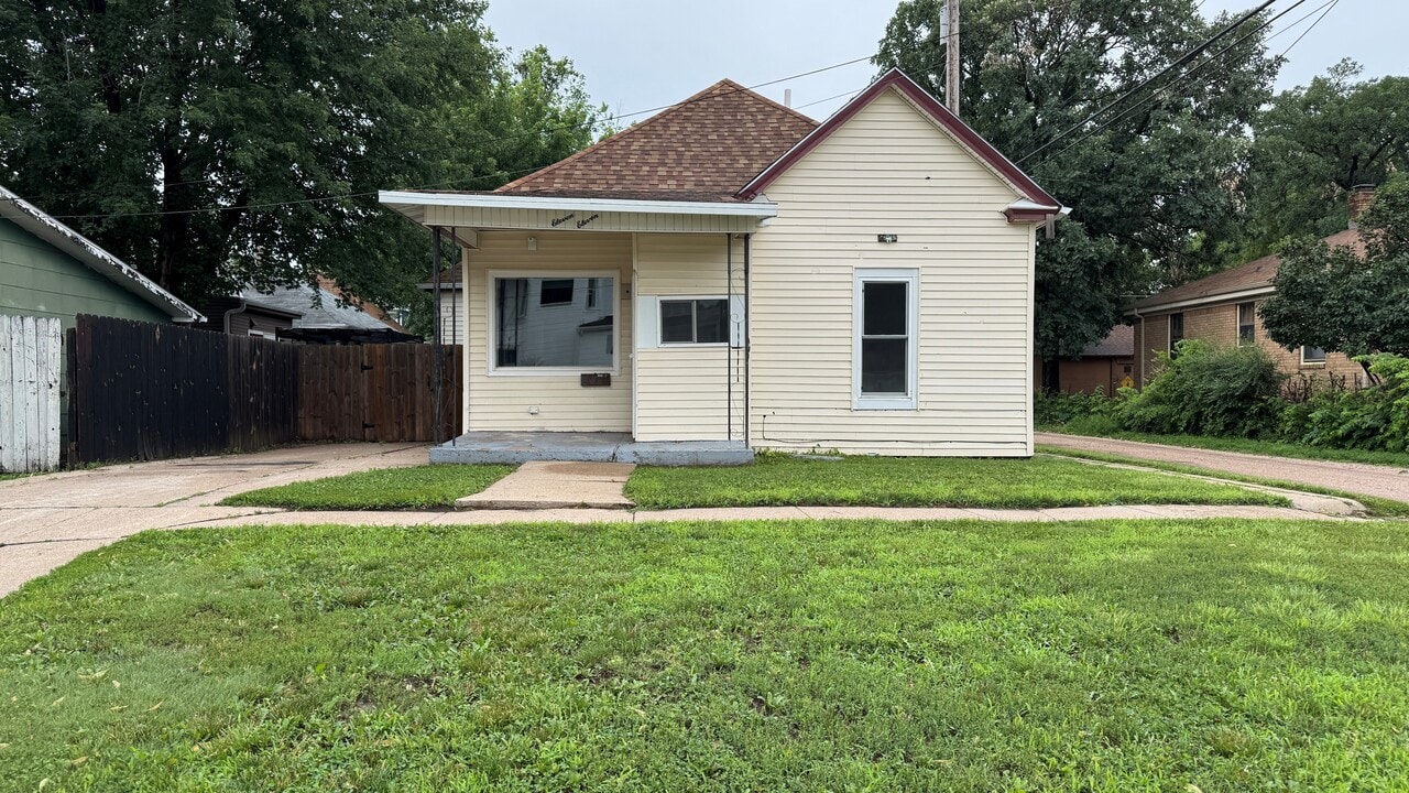 1111 W 5th St in Hastings, NE - Foto de edificio