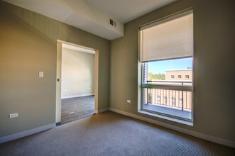 851 W Grand Ave, Unit 606 in Chicago, IL - Building Photo - Building Photo