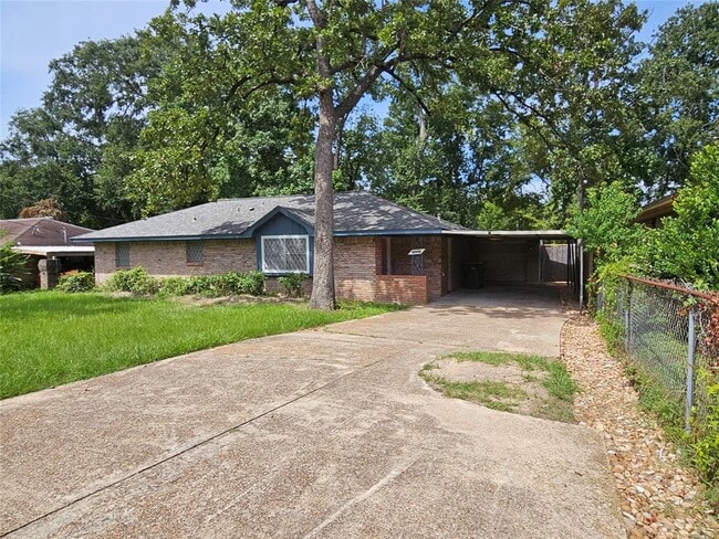 2221 N Thompson St in Conroe, TX - Building Photo - Building Photo