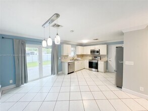 5565 SW 43rd St in Davie, FL - Building Photo - Building Photo