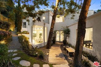 1899 Rising Glen Rd in Los Angeles, CA - Foto de edificio - Building Photo