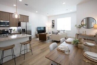 1570 W Tidwell Rd in Houston, TX - Building Photo - Building Photo