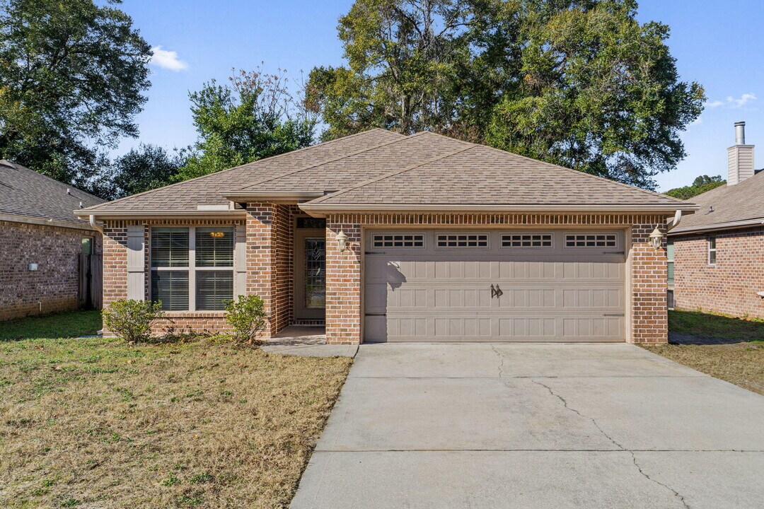227 January Ct in Crestview, FL - Foto de edificio