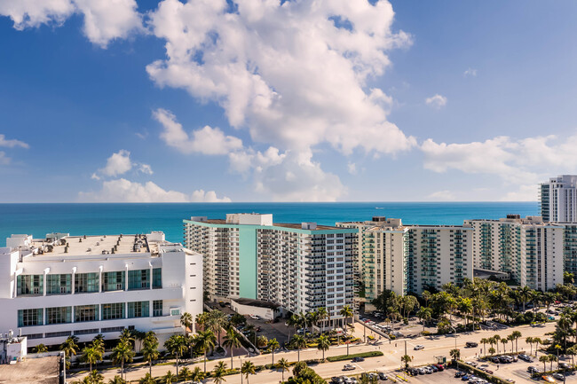 Sea Air Towers in Hollywood, FL - Building Photo - Building Photo