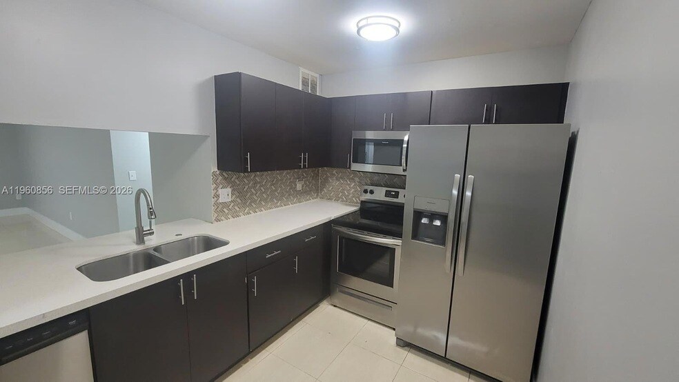 8520 SW 149th Ave, Unit 1008 in Miami, FL - Building Photo