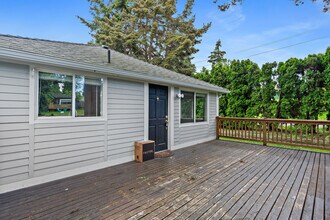 8005 NE 143rd St in Bothell, WA - Foto de edificio - Building Photo