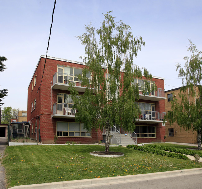 30 Fraserwood Ave in Toronto, ON - Building Photo - Primary Photo