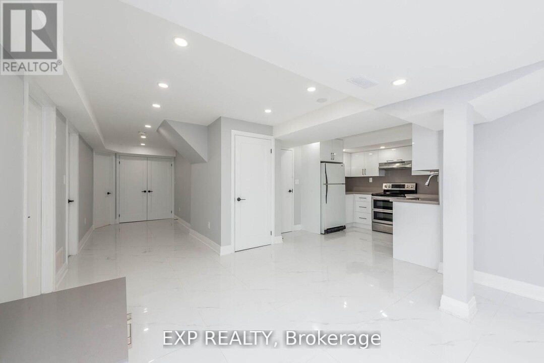 1575 Seguin Square in Pickering, ON - Building Photo