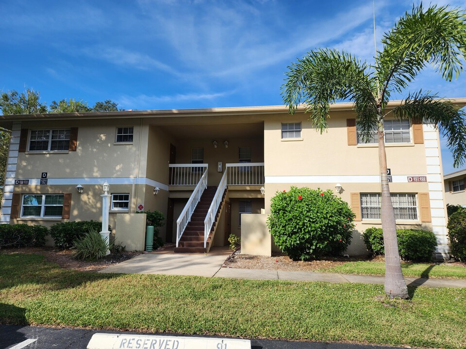 1601 Sunny Brook Ln in Palm Bay, FL - Foto de edificio