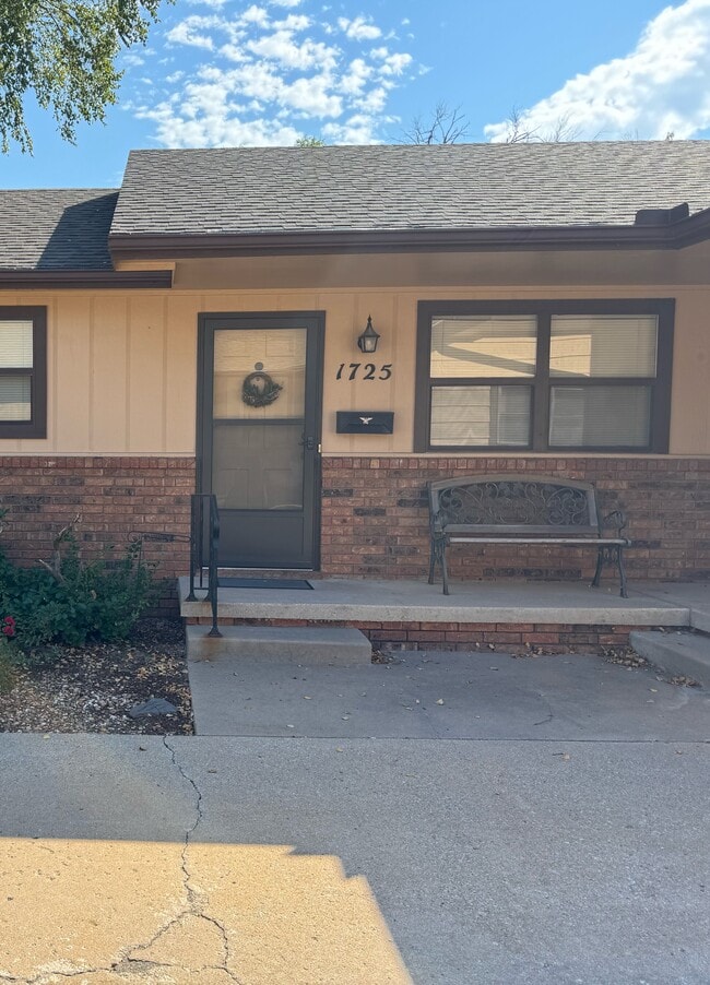 property at 1725 S Gold St