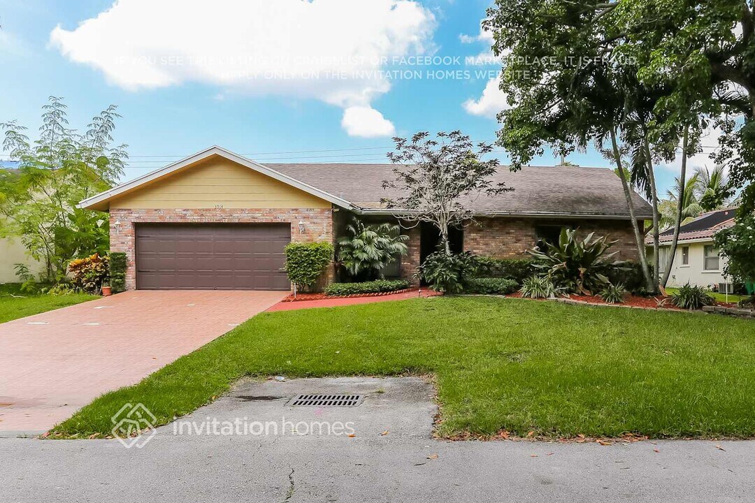3914 NW 72nd Dr in Coral Springs, FL - Building Photo