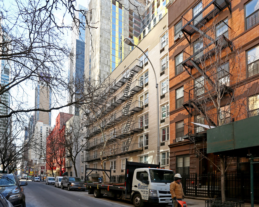 306-312 W 47th St in New York, NY - Building Photo