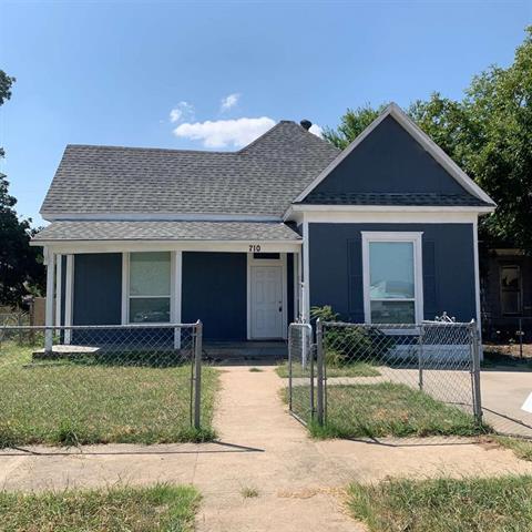 710 W Owings St in Denison, TX - Building Photo