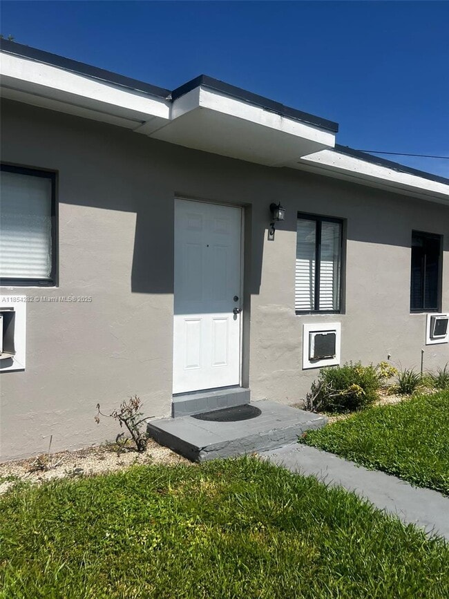 2081 NW 30th St in Miami, FL - Building Photo - Building Photo