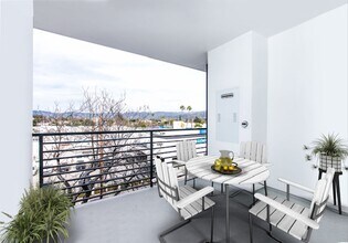 11500 Emelita St in Los Angeles, CA - Building Photo - Building Photo