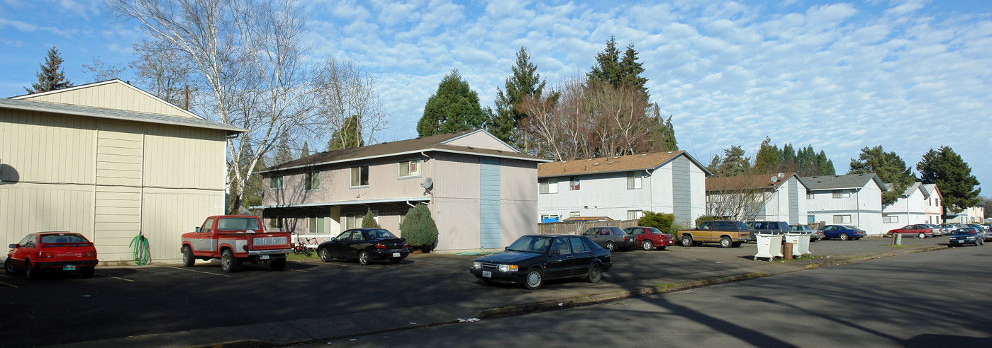 155-255 SW Kalamia St in Junction City, OR - Building Photo