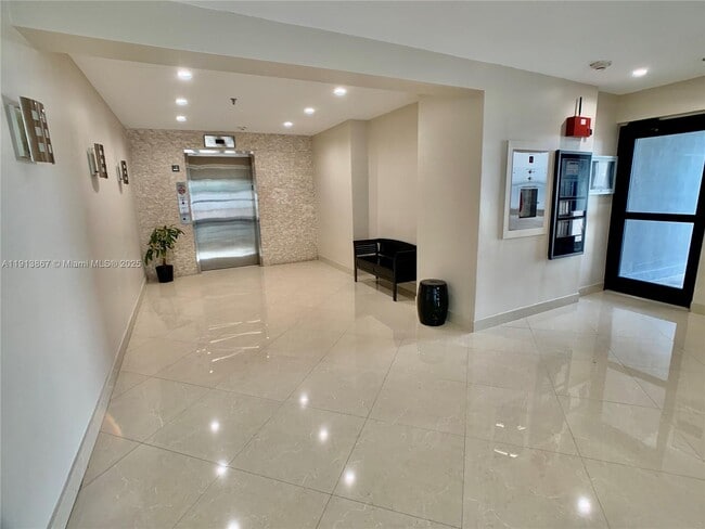 555 NE 30th St in Miami, FL - Building Photo - Building Photo